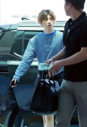 蔡徐坤机场清爽亮相,粉丝:看一眼就满足