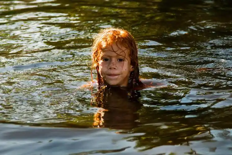 游泳,西方人,儿童,脸,头,脸颊,一个人,横图,室外,白天,纯洁,河流,巴西