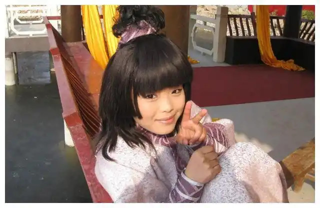 "整容式成长"莫小贝,曾被称为最丑童星,如今如何逆袭成女神?_腾讯新闻