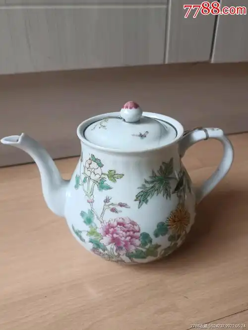 清末到民国时期画工精美的粉彩瓷壶茶壶