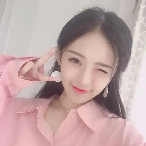 把处理好的照片发在朋友圈,甚至部分女性一天发多种自拍照,相信每个人