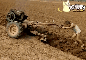 拖拉机犁地卖力的小娃娃干活要从娃娃抓起gif动图