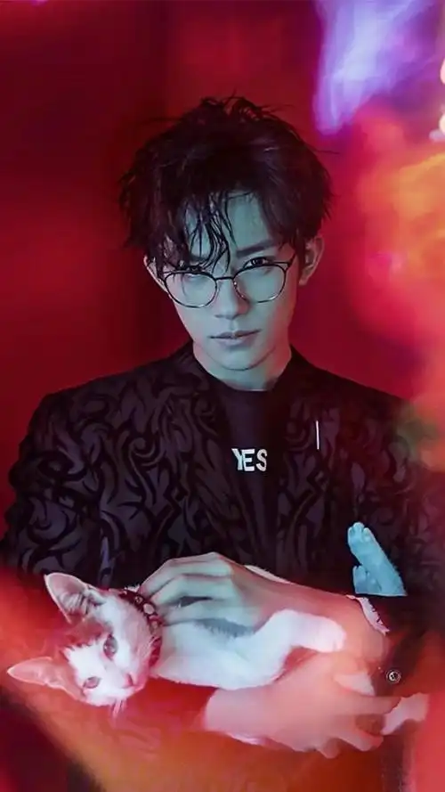 最近有人在ins上分享了易烊千玺小时候展示才艺的视频,这些视频在