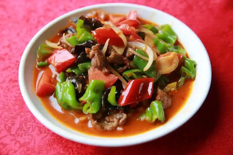 新疆特色辣皮子肉拌面