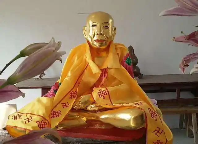 去九华山旅游你知道这尊唯一的女性肉身佛像吗其多年不腐是真正的肉身
