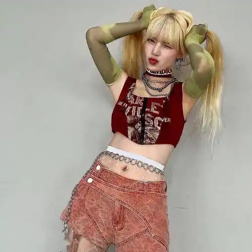 在公开的照片中,申智珉身穿在20日播出的jtbc节目