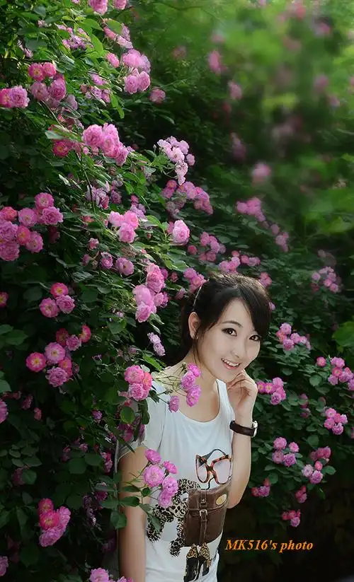 【奥美尼佳人像】蔷薇花下的美眉