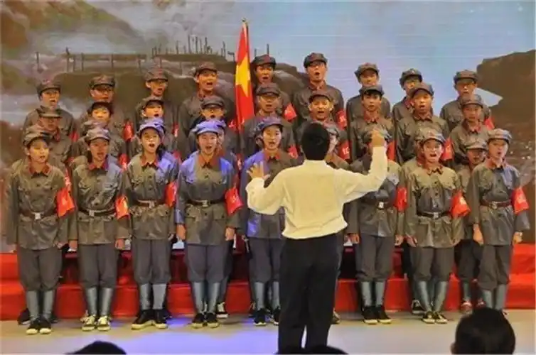 合唱《保卫黄河》宣读"向国旗敬礼"活动倡议书开展网上签名寄语活动据