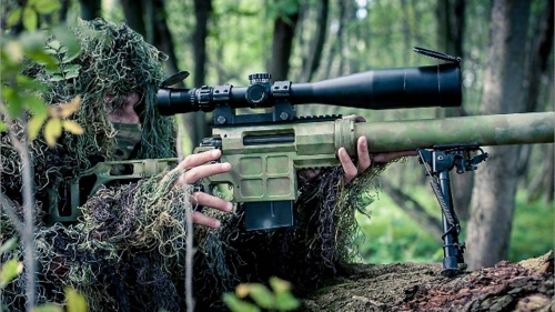 狙击手射击敌人的时候,为何瞄准的是胸口,不是头部?