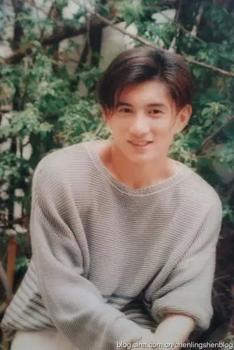 吴奇隆早年罕见的青涩照曝光 玉面小生俊朗迷人