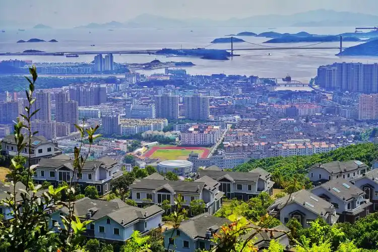 岱山又叫东海蓬莱,位于舟山群岛中部,岛海相依,孤悬海中,水天相连