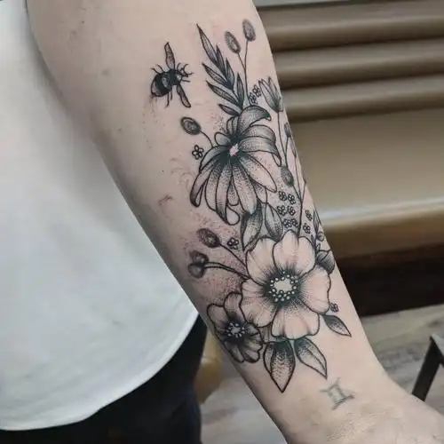 小臂黑灰点刺风花纹身图案