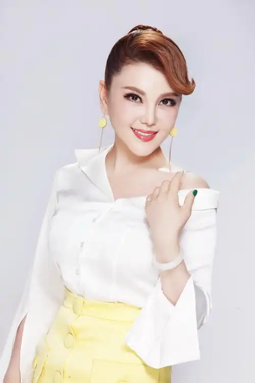 乌兰图雅最新写真曝光 穿出春日里的清新气质和文艺范