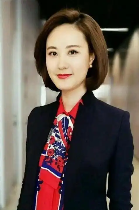 她曾是重庆最美的高考状元,如今当上央视主持人,42岁依然美丽!
