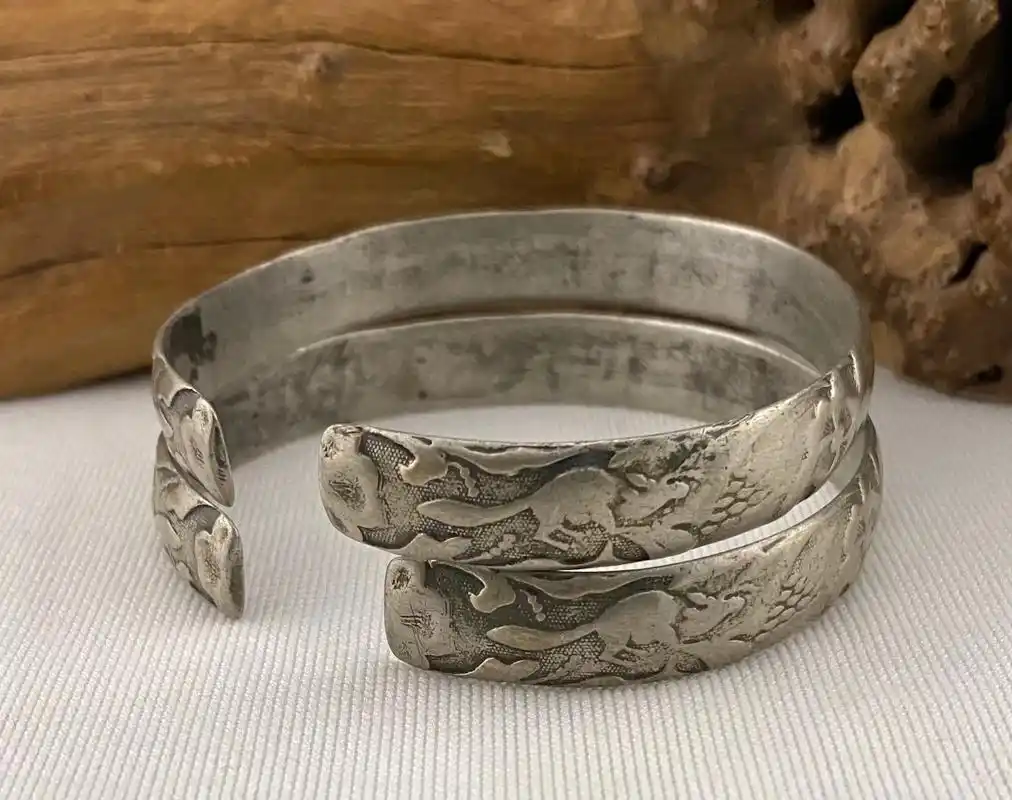 老银手镯,晚清民国,松鼠葡萄纹.老银手镯,晚清民国,松鼠葡萄 - 抖音