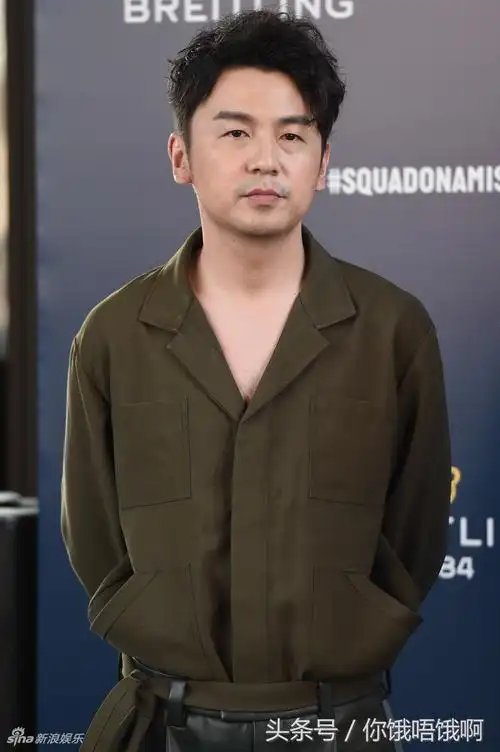 雷佳音184的大高个 穿了条低腰皮裤瞬间变成五五身 腿都变短了