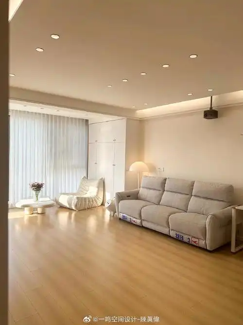 极简原木风,照着抄不出错78原木色的地板和奶油白的墙面,让人感到