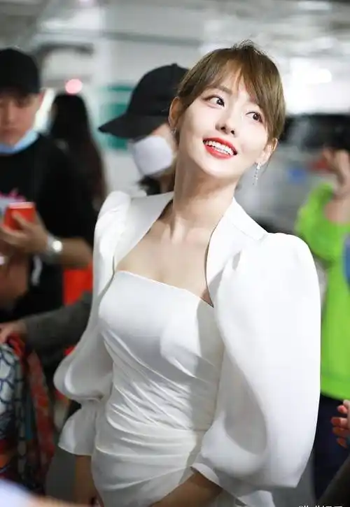 "辣妈"张嘉倪,穿搭太甜美,开衩白裙秀迷人身姿_身材_原因_照片