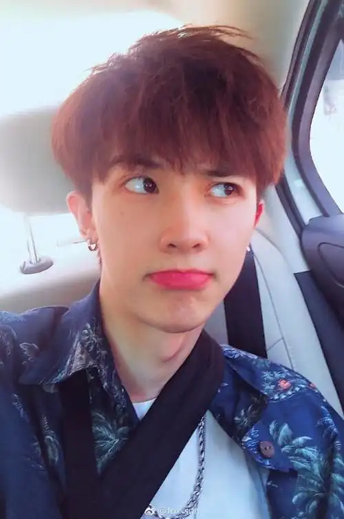 颜值即是正义,看到如此帅气迷人的帅哥,除了惊叹欣赏与感慨之外,更有