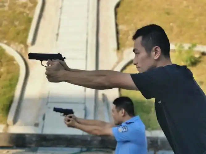 小教员针对枪支使用的正确姿势和注意事项做了详细讲解,并示范动作