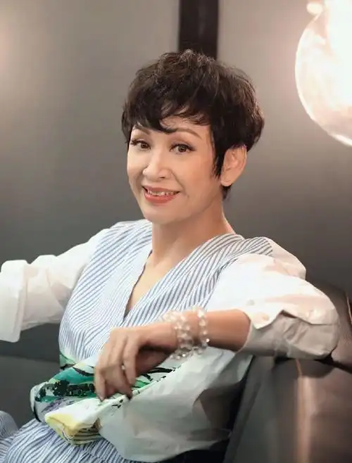 原创余安安年过六十精致依旧条纹印花裙搭小白鞋休闲高级感满分