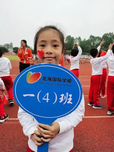运动会即将开始,班牌手许茹同学将拿着班牌带领同学们前进.