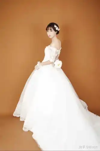 18岁的女孩子想要一个人拍一组婚纱照正常吗?