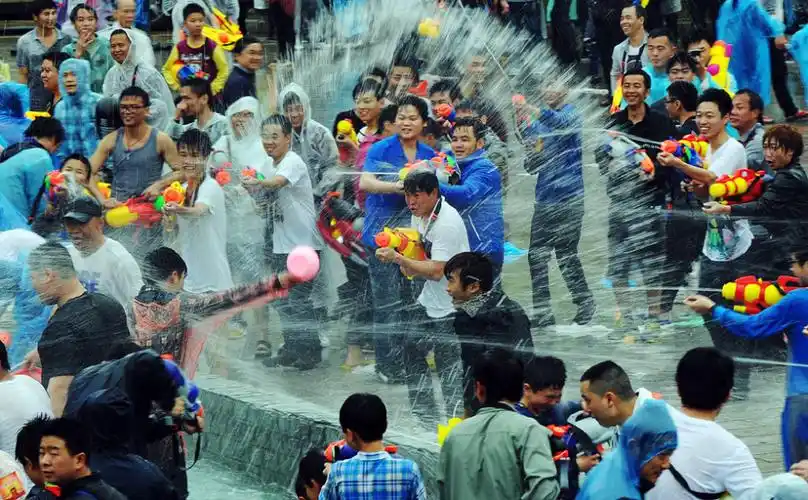 1 / 5 3月2日,东莞东坑"卖身节"拉开帷幕,数万人广场激情射福水是最