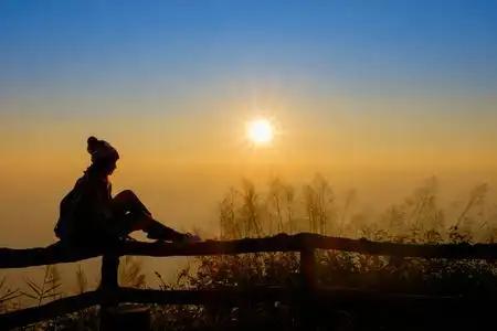 一起看日出女游客是一个心情放松的人,她和m一起看日出照片