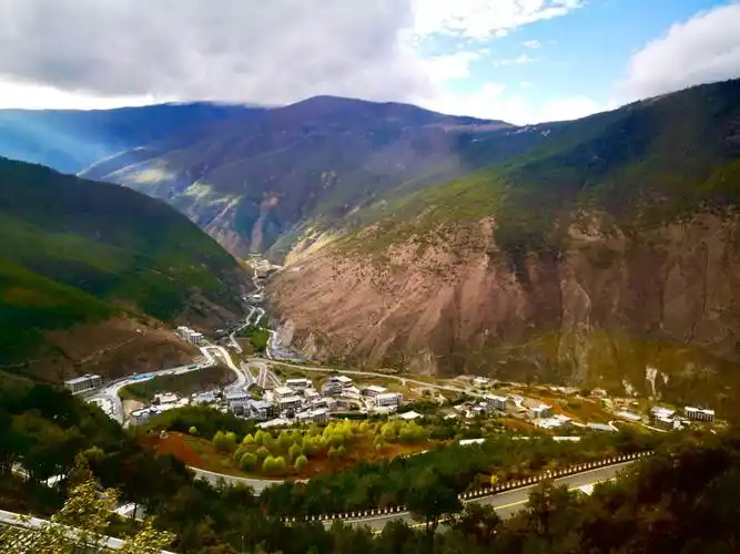 原生态高原美景新去处-木雅圣地,318国道沿途风光