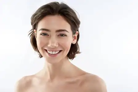 年轻快乐的黑发女性正面图照片