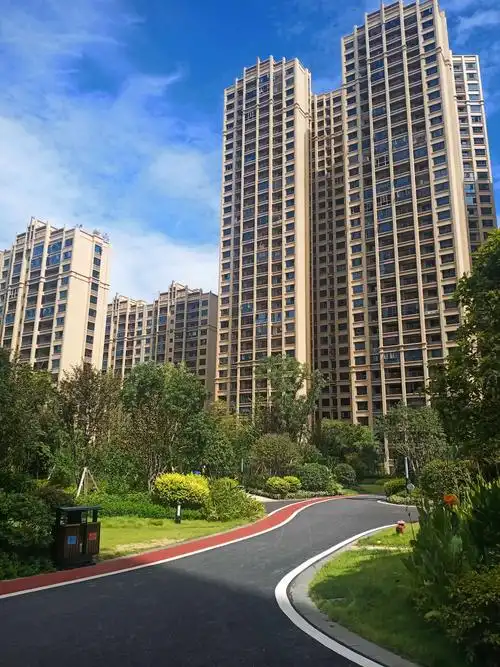 小区非常漂亮沥青路和园艺