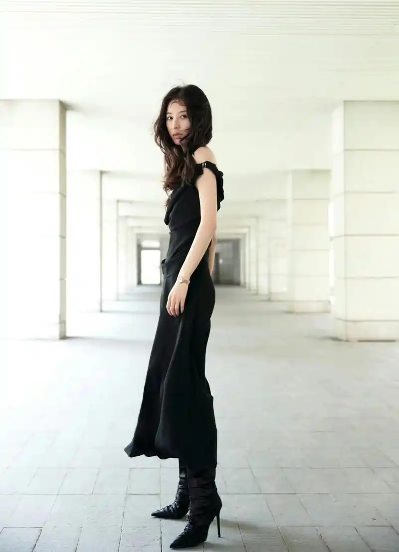 1,袁文康老婆并不是圈里的演员,网上传的李倩,完全就是误传.