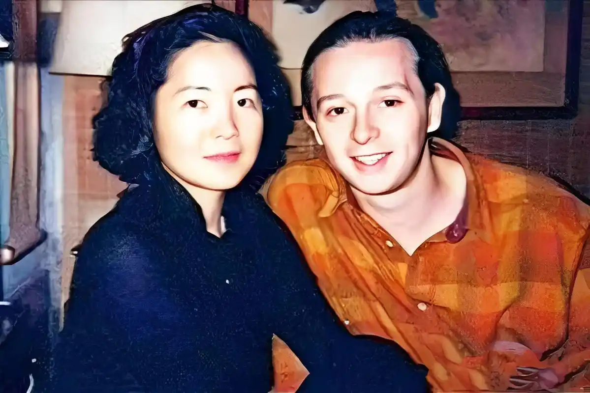 20世纪90年代,邓丽君和男友保罗合影.当时,两人的恋情还很轰动.