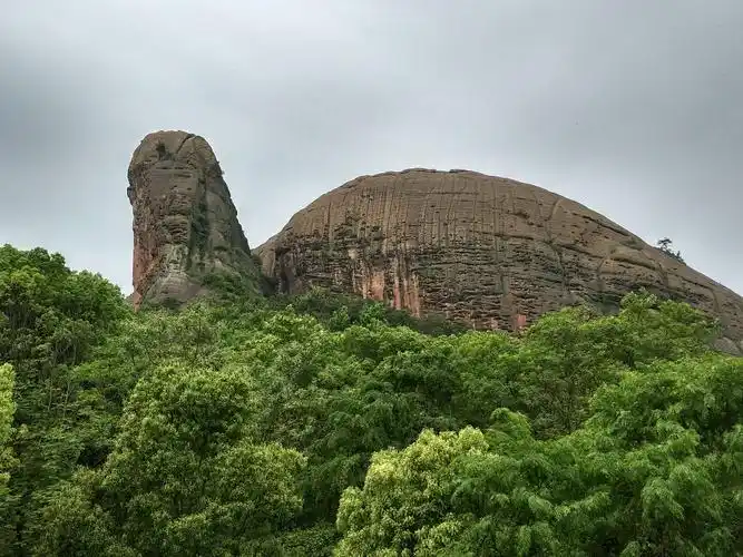 其实龙虎已三游,小龙戏水理应当.但来龟峰第一次,万年龟来