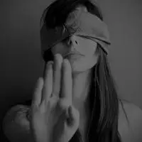 女生蒙眼遮住眼睛qq头像大全 只想沿着我的路做着我的梦