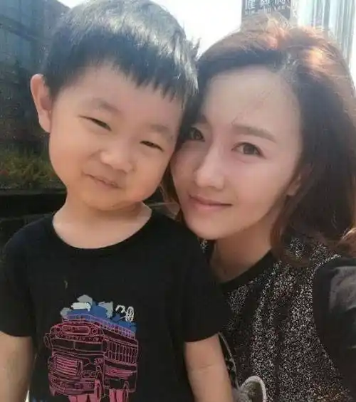 61岁潘长江一家近照曝光,女儿长得很漂亮,女婿颜值却一言难尽!