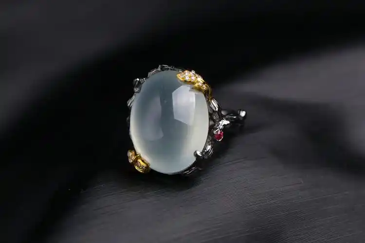 电黑工艺冰种翡翠鸽子蛋戒指