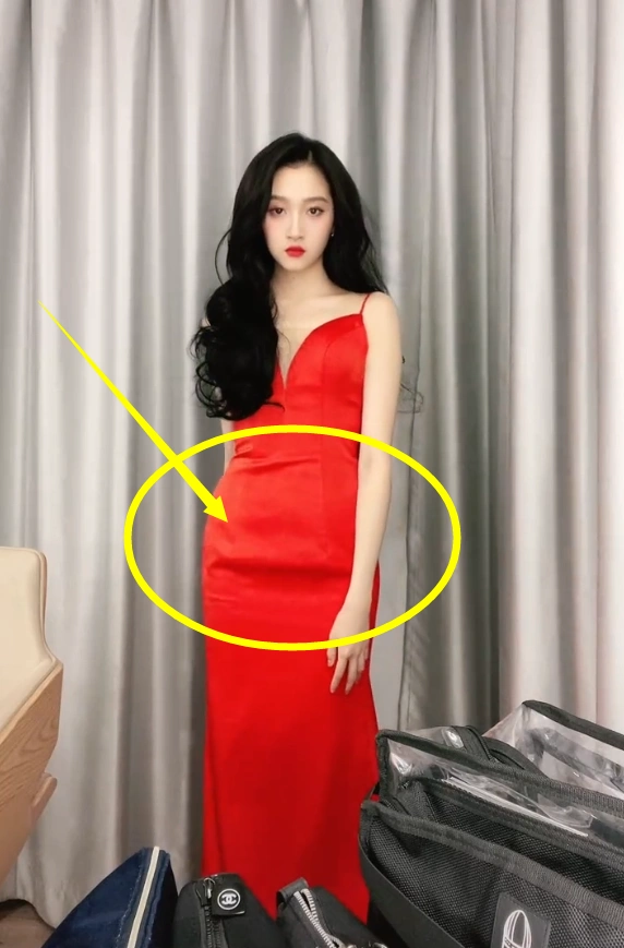 关晓彤穿无痕衣跳舞全网却紧盯她肚子镜头拉近鹿晗评论区炸了