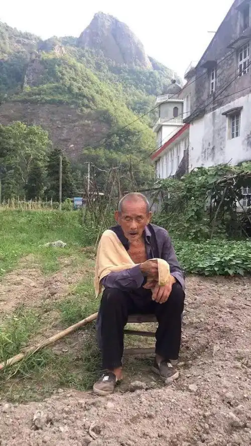永嘉有位网红老爷爷,106岁了还下地种番薯,还是抗战老兵!
