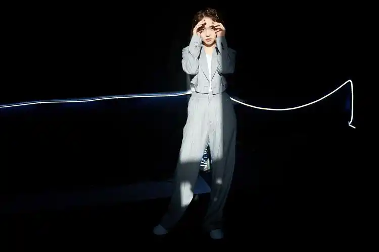 张佳宁西服套装英气干练 隐匿光影展现甜酷魅力