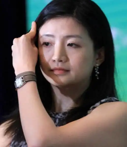 她追随马云9年,身价百亿却至今单身,择偶标准:不能打扰我工作