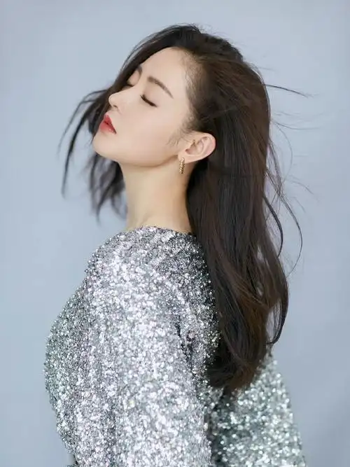 张天爱的五官明艳又大气,英气不失甜美,一眼就能看到的大美女长相!