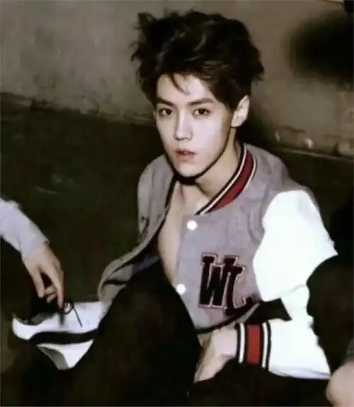 34岁鹿晗近况引发热议,脸部浮肿,网友:越来越像"老嫂子"了