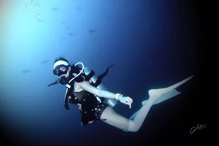 拥有一个非常美的潜水员女朋友是种怎样的体验