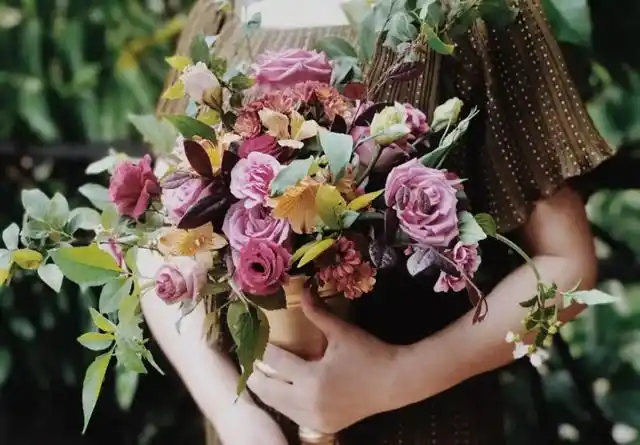 李才明《抱花的女人》