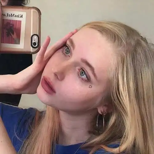 请问有黄头发的女生头像吗