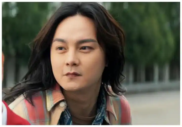 也就成了袁华的专属bgm,可是,从演员本身的颜值来看,其实尹正长得还是