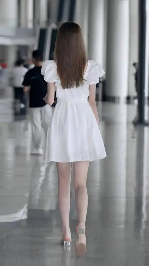 仙气飘飘的服饰搭配,素白裙子优雅又淑女,清新唯美十分养眼_女生