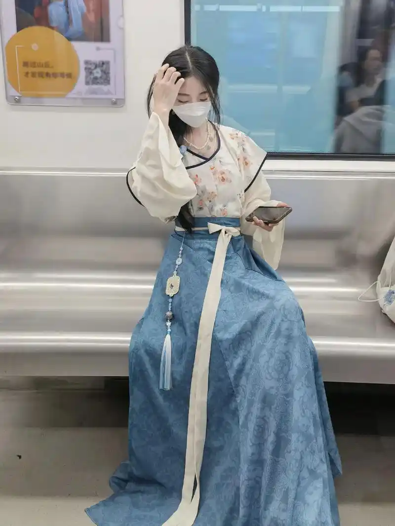日常唐褙子,显高一绝.#唐褙子 #汉服 #汉服日常 #穿汉服 - 抖音